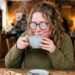 Como evitar que os óculos de grau embacem ao tomar café ou usar máscara: o truque fácil de passar sabão neutro seco nas lentes que está na moda nas redes sociais