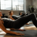 Quem sofre com fraqueza pélvica pode se surpreender com estes 10 exercícios de fortalecimento com pilates