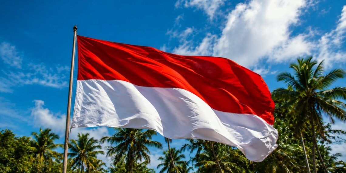 Por que a bandeira da Indonésia é vermelha e branca, e qual a origem real dessas cores que remontam ao império de Majapahit?