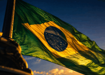Por que a bandeira do Brasil manteve as cores verde e amarela após o fim do Império, e qual a verdadeira origem dessas cores?
