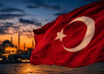 Por que a bandeira da Turquia tem uma lua crescente e uma estrela branca, e qual a origem desse símbolo tão famoso?