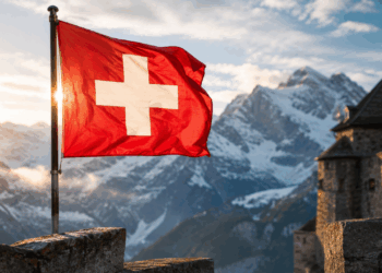 Por que a bandeira da Suíça é quadrada e possui uma cruz branca, e como ela se tornou uma das mais reconhecidas do mundo?