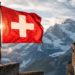 Por que a bandeira da Suíça é quadrada e possui uma cruz branca, e como ela se tornou uma das mais reconhecidas do mundo?