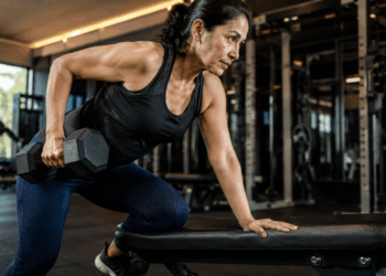 Musculação depois dos 40: por que levantar pesos leves não é mais suficiente para o seu corpo