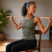Pilates na cadeira em 20 minutos: a prática com vassoura que alivia o ciático e dá força após os 60