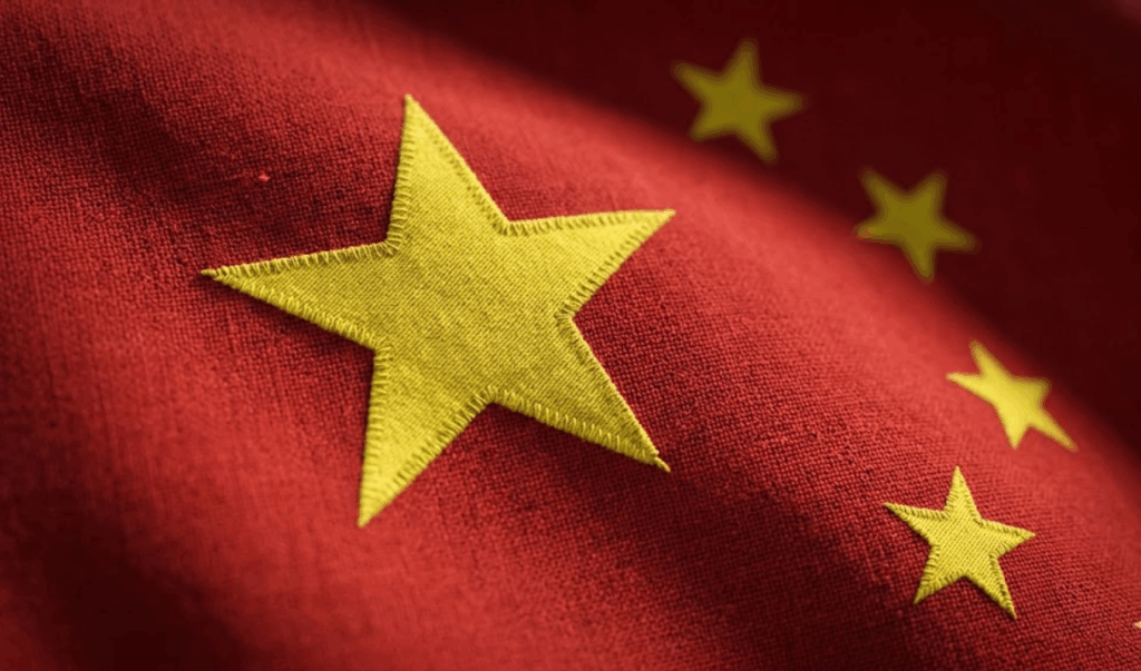 Por que a bandeira da China é vermelha com cinco estrelas amarelas, e qual o significado oculto por trás delas?