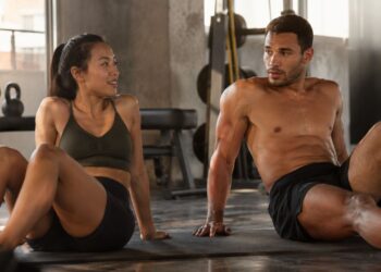 Abdominal todo dia ou em dias alternados: o que a ciência diz sobre a frequência ideal para definir o core