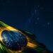 Por que a bandeira do Brasil tem estrelas que formam o céu de uma noite específica, e o que esse mapa astronômico revela sobre o momento exato em que a República foi proclamada