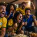 Psicólogos explicam por que assistir jogos da Copa do mundo com com amigos faz bem para a saúde mental