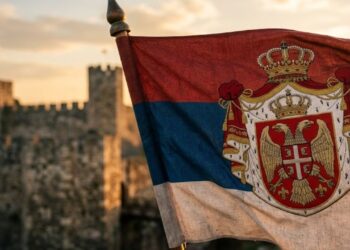 Por que a bandeira da Sérvia, da Rússia e da Eslováquia são quase idênticas e como três nações com histórias tão diferentes chegaram à mesma combinação de vermelho, azul e branco