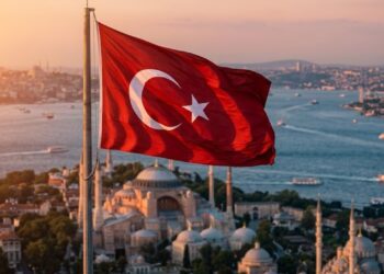 Por que a bandeira da Turquia exibe uma lua crescente, e como esse símbolo se tornou um dos mais reconhecidos do planeta