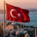Por que a bandeira da Turquia exibe uma lua crescente, e como esse símbolo se tornou um dos mais reconhecidos do planeta