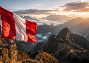 Por que a bandeira do Peru é vermelha e branca, e qual a lenda inca que teria inspirado essas cores escolhidas por um libertador?