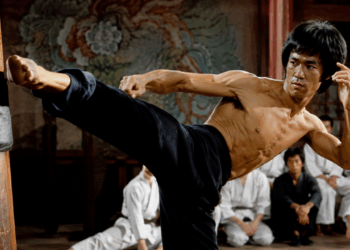 Citação do dia de Bruce Lee: “Não tenha medo do homem que praticou 10 mil chutes, sim que repetiu o mesmo chute 10 mil vezes…”: lições inspiradoras sobre consistência, disciplina e domínio das habilidades