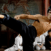 Citação do dia de Bruce Lee: “Não tenha medo do homem que praticou 10 mil chutes, sim que repetiu o mesmo chute 10 mil vezes…”: lições inspiradoras sobre consistência, disciplina e domínio das habilidades
