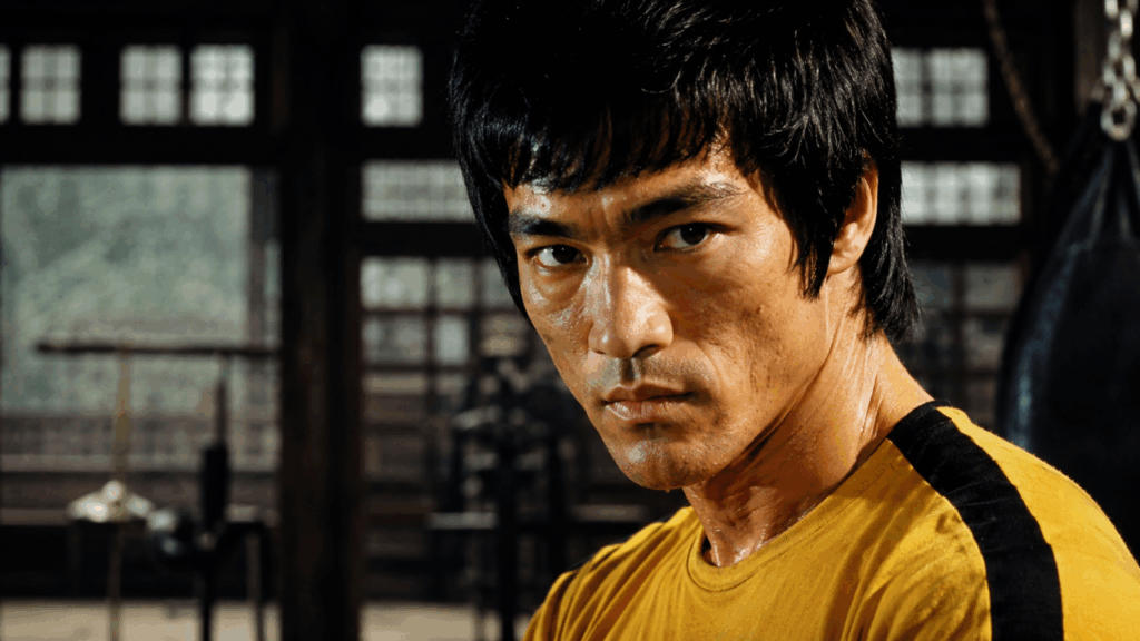 Citação do dia de Bruce Lee: “Não tenha medo do homem que praticou 10 mil chutes, sim que repetiu o mesmo chute 10 mil vezes…”: lições inspiradoras sobre consistência, disciplina e domínio das habilidades