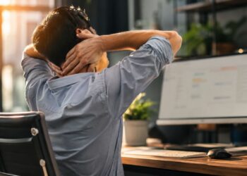 Passa horas trabalhando sentado? Estes 5 alongamentos ajudam a aliviar a tensão do corpo
