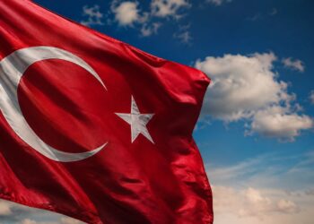 A história que poucos sabem sobre as cores da bandeira da Turquia e sua ligação com o império otomano