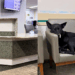 Cachorro encontra abrigo em hospital durante temporal e cena emocionante conquista milhares de pessoas