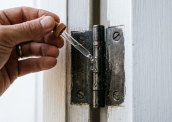 Colocar óleo de bebê nas dobradiças das portas rangendo: para que serve e por que recomendam