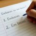 "Embaixo" ou "em baixo": qual a forma correta no português brasileiro?