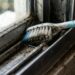 Não jogue escovas de dente velhas e desgastadas fora: ideias para reutilizar as cerdas na limpeza profunda de trilhos de janelas e rejuntes finos