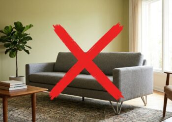 Adeus aos sofás com pés metálicos palito (estilo retrô): qual a tendência de estofados maciços até o chão para substituí-los em 2026?