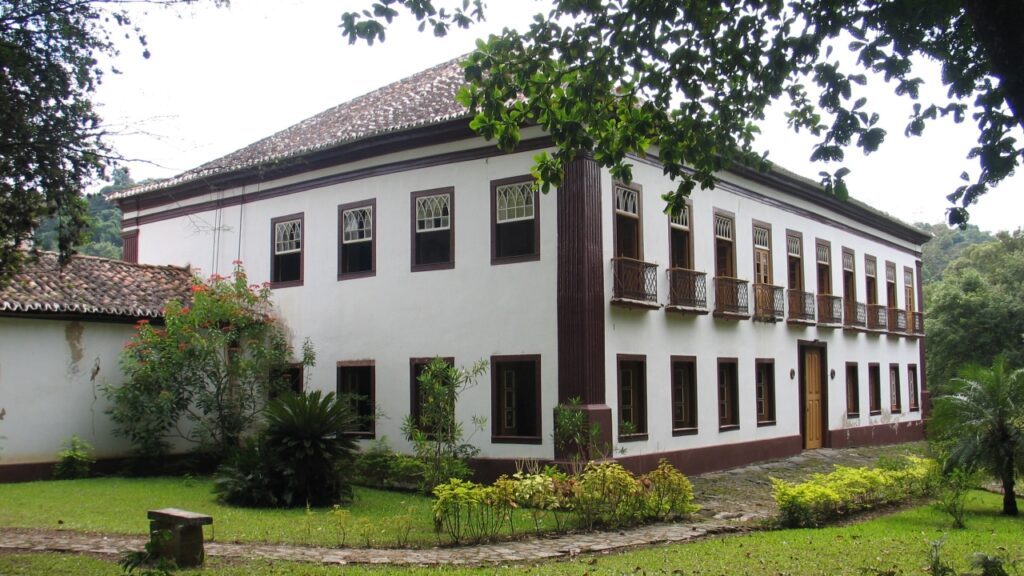A cidade que abrigou Dom Pedro I e JK a 316 km da capital e guardou a primeira farmácia do Brasil