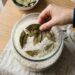 Colocar folhas de louro frescas nos potes de farinha e arroz: para que serve e por que recomendam