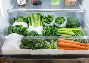 Colocar folhas de papel toalha forrando o fundo da gaveta de verduras: para que serve e por que você deve fazer isso para prolongar a vida útil das folhas sensíveis
