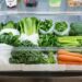 Colocar folhas de papel toalha forrando o fundo da gaveta de verduras: para que serve e por que você deve fazer isso para prolongar a vida útil das folhas sensíveis