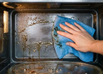 Como amolecer sujeira incrustada e limpar o forno micro-ondas por dentro: o truque fácil de aquecer água com rodelas de limão por três minutos