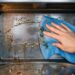 Como amolecer sujeira incrustada e limpar o forno micro-ondas por dentro: o truque fácil de aquecer água com rodelas de limão por três minutos