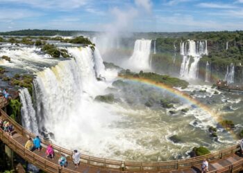 A cidade da tríplice fronteira reúne uma das 7 Maravilhas Naturais do Mundo e a hidrelétrica que mais gera energia no planeta