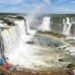 A cidade da tríplice fronteira reúne uma das 7 Maravilhas Naturais do Mundo e a hidrelétrica que mais gera energia no planeta
