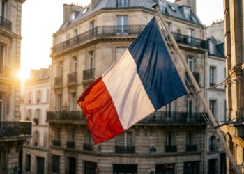 Por que a bandeira da França tem azul, branco e vermelho, e qual a origem real dessas cores que poucos conhecem