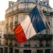 Por que a bandeira da França tem azul, branco e vermelho, e qual a origem real dessas cores que poucos conhecem