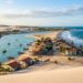 Harmonia entre o mar e a vida simples no Nordeste: povoado potiguar acessível apenas por barco guarda cenários de beleza raras e serenas