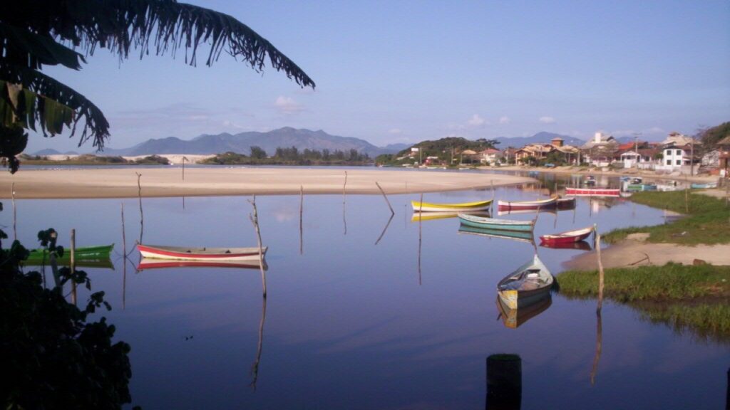 A sede da primeira Reserva Mundial de Surfe do país fica a 90 km de Florianópolis e abriga o maior parque natural de Santa Catarina