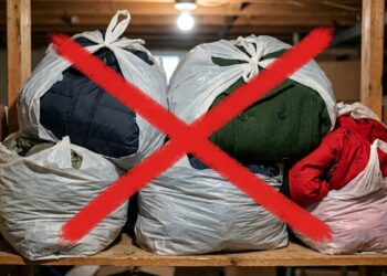 Pare de guardar casacos de frio embalados em sacos plásticos de supermercado: essa é a maneira correta de acondicionar em capas de TNT escuro para que o couro ou tecido respire
