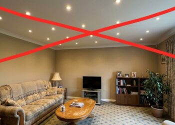 Adeus ao teto de gesso com dezenas de spots fortes: a nova tendência é mais elegante e usa iluminação indireta nos perfis de LED