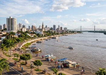 A segunda maior cidade do Maranhão tem praias de água doce que surgem do rio na seca e somem na cheia