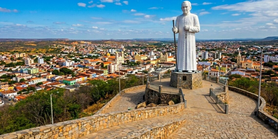 Essa Meca da Fé no sertão cearense fica a 490 km de Fortaleza e abriga uma estátua de 27 metros que recebe 2,5 milhões de romeiros por ano