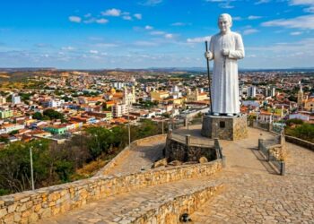 Essa Meca da Fé no sertão cearense fica a 490 km de Fortaleza e abriga uma estátua de 27 metros que recebe 2,5 milhões de romeiros por ano