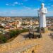 Essa Meca da Fé no sertão cearense fica a 490 km de Fortaleza e abriga uma estátua de 27 metros que recebe 2,5 milhões de romeiros por ano