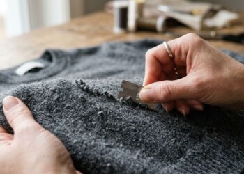Como tirar pelos e bolinhas que envelhecem casacos de lã ou sofás: o truque fácil de raspar suavemente uma lâmina de barbear descartável que está na moda e sempre funciona
