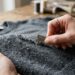 Como tirar pelos e bolinhas que envelhecem casacos de lã ou sofás: o truque fácil de raspar suavemente uma lâmina de barbear descartável que está na moda e sempre funciona