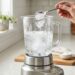 Como limpar o copo do liquidificador sujo e engordurado sem precisar usar bucha: o truque fácil de bater água morna com algumas gotas de detergente que sempre funciona
