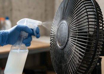 Como limpar o pó estático grosso das grades do ventilador sem precisar desmontar tudo: o truque fácil de borrifar água com amaciante e embalar num saco plástico ligado que sempre funciona
