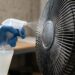 Como limpar o pó estático grosso das grades do ventilador sem precisar desmontar tudo: o truque fácil de borrifar água com amaciante e embalar num saco plástico ligado que sempre funciona
